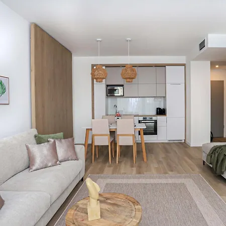 Platán With Lakeview