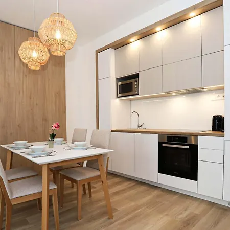 Platán With Lakeview