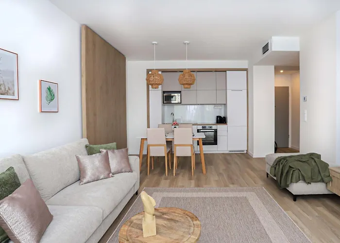 Platán With Lakeview