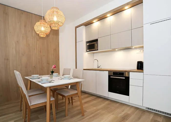 Platán With Lakeview